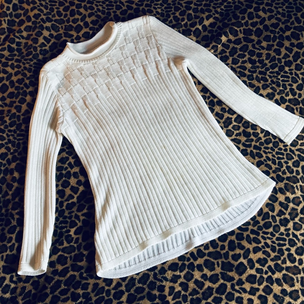 Women’s size large Bobbie Brooks White Sweater.